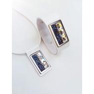 Fém táblás, Kék Jeges, 3 fehér Swarovski® ékköves fehér lakk bőr szett