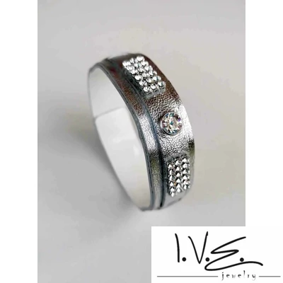 Extra díszített Swarovski köves - szegecses bőr karkötő