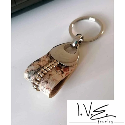 Fém foglalatos 2 Swarovski® kősoros bőr kulcstartó