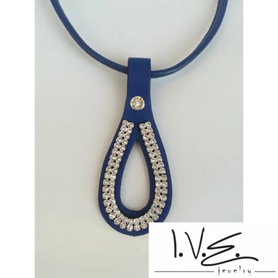  Kígyófejes Swarovski köves királykék bőr medál ( egybe sorköves )