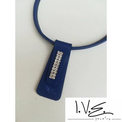 Királykék nyakkendő Swarovski köves bőr medál
