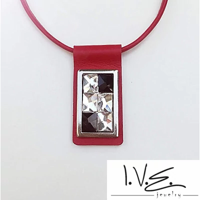 Fekete - fehér Swarovski® fúl ékköves fém táblás " Z " bőr nyaklánc