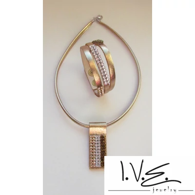 Kisvágott vegyes Swarovski köves arany színű bőr szett